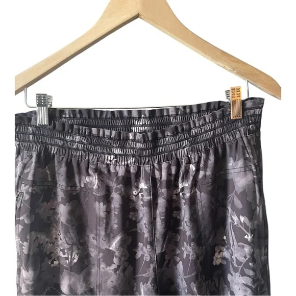 Athleta Savannah Jogger Pants Black Floral Camo Size 10 Tall Athlesiure - Picture 3 of 13